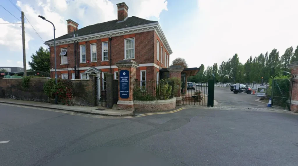 What Historic Cemeteries and Famous Tombs Are Located in the Borough?