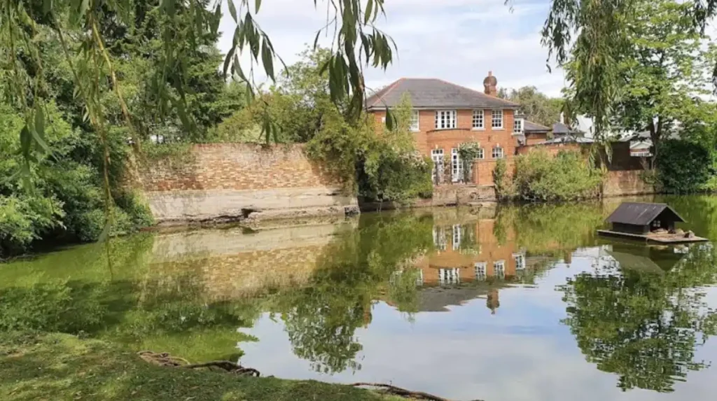 What summer attractions and outdoor events make Barnet special for tourists?