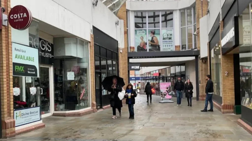How do local shopping districts in Finchley and Mill Hill support remote workers and travellers?