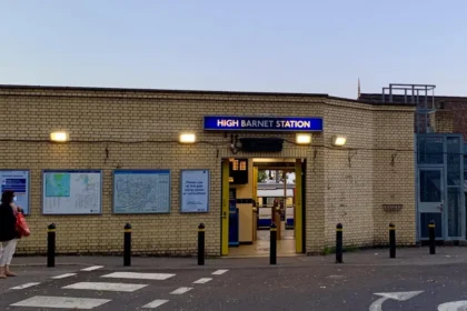 How to Travel from Central London to Barnet by Train, Bus, and Car